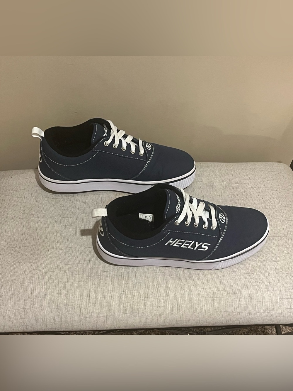Heelys Men's Navy and White Low-Top Skate Sneakers, size 8 - Picture 3 of 6